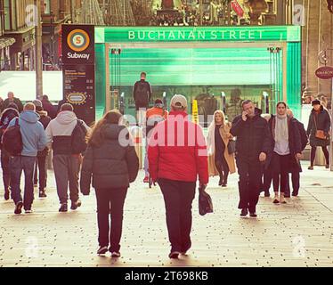 Glasgow, Schottland, Großbritannien. November 2023. Wetter in Großbritannien: Niedrige Temperaturen über Nacht Wir haben einen sonnigen Tag im Stadtzentrum gesehen. Credit Gerard Ferry/Alamy Live News Stockfoto