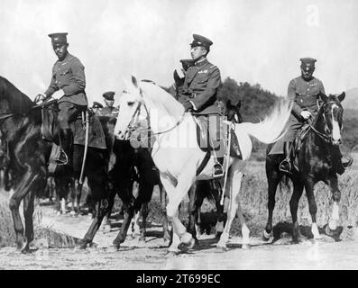 Kaiser Hirohito bei einem Manöver japanischer Truppen, begleitet von Offizieren. [Automatisierte Übersetzung] Stockfoto