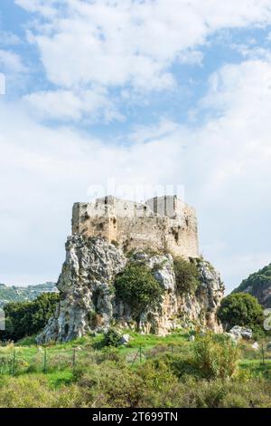 Mseilha Fort aus dem 17. Jahrhundert, erbaut auf einem Kalkstein, Libanon Stockfoto