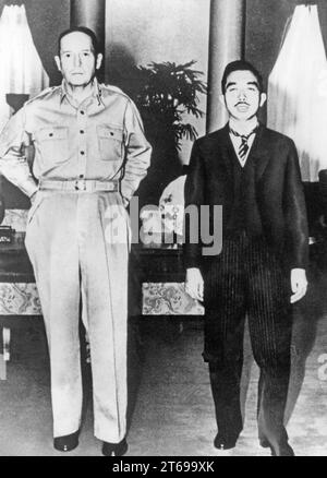 Der amerikanische Oberbefehlshaber MacArthur mit dem japanischen Kaiser Hirohito bei der amerikanischen Botschaft in Tokio. [Automatisierte Übersetzung] Stockfoto