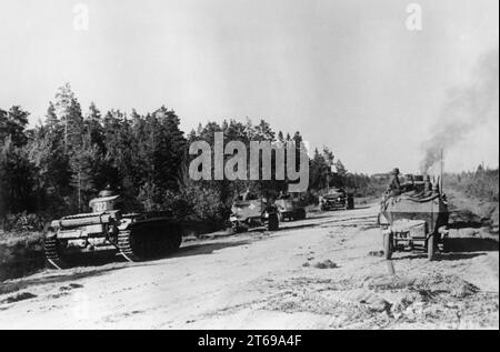 Deutscher Panzer III (links und Mitte) und Infanterie-Kampffahrzeug SD.Kfz. 251 auf der Vorfahrstraße Richtung Pskow/Pleskau. Foto: Schürer. [Automatisierte Übersetzung] Stockfoto