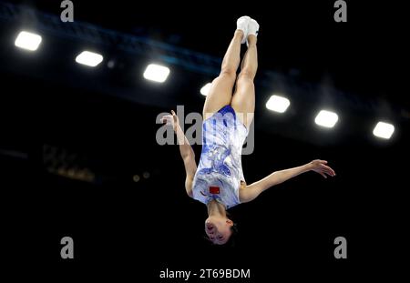 Die Chinesin Zhu Xueying nimmt an der Qualifikation für Frauen im Trampolin Teil, während des ersten Tages der FIG-Trampolin-Weltmeisterschaft 2023 in der Utilita Arena in Birmingham. Bilddatum: Donnerstag, 9. November 2023. Stockfoto