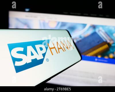 Mobiltelefon mit Logo der Datenbank-Management-Software SAP HANA vor der Business-Website. Konzentrieren Sie sich auf die Mitte des Telefondisplays. Stockfoto