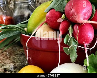 In einem Lebensmittelgeschäft wird eine bunte Auswahl an frischen Produkten ausgestellt, die verschiedene Gemüsesorten wie Karotten, Kartoffeln, Paprika, Zwiebeln und mehr anbieten Stockfoto