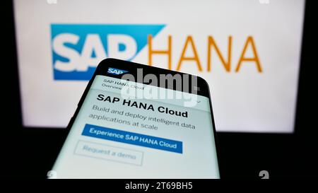 Smartphone mit Website der Datenbank-Management-Software SAP HANA vor Firmenlogo. Fokussieren Sie sich oben links auf der Telefonanzeige. Stockfoto