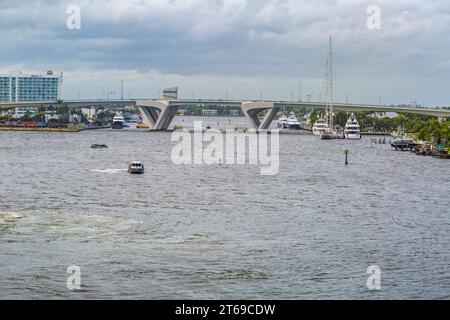 17th Street Causeway zieht eine Brücke über den Stranahan River in Fort Lauderdale, Florida Stockfoto