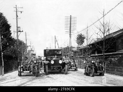 Eine Limousine, begleitet von einer Begleitperson, bringt den japanischen Kaiser Hirohito und seine Frau Nagako zur Residenz ihres verstorbenen Vaters Prinz Kuni Kuniyoshi. [Automatisierte Übersetzung] Stockfoto