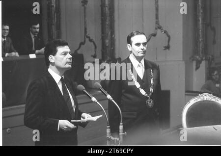 Begrüßung und Empfang des Bonner Oberbürgermeisters Dr. Hans Daniels (l.) durch Potsdams Oberbürgermeister Wilfried Seidel (mit Amtskette) während einer feierlichen gemeinderatsversammlung im Schlosstheater des Neuen Palais wurde die Vereinbarung über die Städtepartnerschaft zwischen Potsdam und Bonn unterzeichnet. Nachbarschaftsbeziehungen. Zusammenarbeit. DDR. Historisch. Foto: MAZ/Wolfgang Mallwitz, 25.01.1988 [automatisierte Übersetzung] Stockfoto