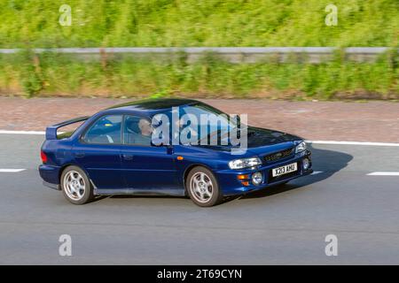 2000 Subaru Impreza Turbo 2000 AWD Blue Car Limousine Benzinmotor 1994 ccm; Fahrt auf der Autobahn M6 im Großraum Manchester, Großbritannien Stockfoto