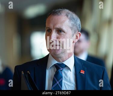 Edinburgh, Schottland, Großbritannien. November 2023. IM BILD: Michael Matheson MSP, Schottischer Kabinettssekretär für NHS Recovery, Gesundheit und Sozialfürsorge und Mitglied der Scottish National Party (SNP). Szenen in Holyrood im schottischen Parlament bei der wöchentlichen Sitzung der First Minister Questions (FMQs). Credit: Colin D Fisher Credit: Colin Fisher/Alamy Live News Stockfoto