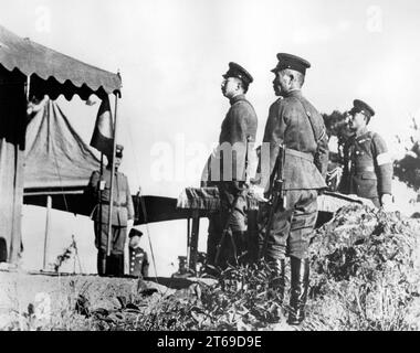 Kaiser Hirohito und General Honjo Shigerubei bei einem Manöver der japanischen Armee nördlich von Tokio. [Automatisierte Übersetzung] Stockfoto