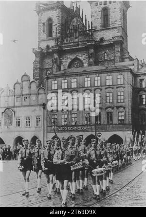 Mitglieder des hitlerjugendmarsches vor dem Rathaus in Prag als Teil des Adolf-Hitler-Marsches. [Automatisierte Übersetzung] Stockfoto