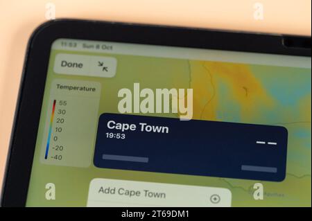 New York, USA – 8. Oktober 2023: Überprüfung der Temperatur außerhalb von Kapstadt mit der Online-App ipad Tablet-Bildschirm Nahansicht Stockfoto