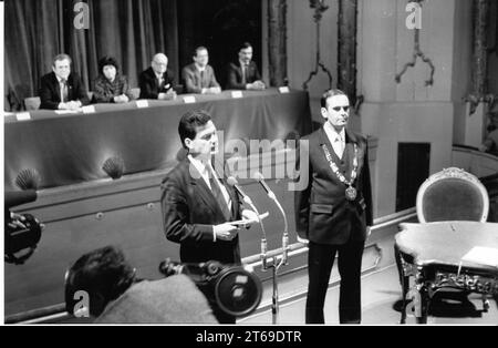 Begrüßung und Empfang des Bonner Oberbürgermeisters Dr. Hans Daniels (l.) durch Potsdamer Oberbürgermeister Wilfried Seidel (mit Amtskette). Bei einer feierlichen gemeinderatsversammlung im Schlosshaus des Neuen Palais wurde der Vertrag über die Städtepartnerschaft zwischen Potsdam und Bonn unterzeichnet. Nachbarschaftsbeziehungen. Zusammenarbeit. DDR. Historisch. Foto: MAZ/Wolfgang Mallwitz, 25.01.1988 [automatisierte Übersetzung] Stockfoto