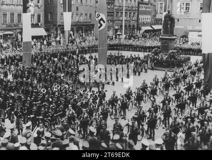 Mitglieder der Hitlerjugend und der italienischen Jugendorganisation auf dem Coburger Marktplatz während der Fernfreundschaftsradfahrt Rom-Berlin-Rom. [Automatisierte Übersetzung] Stockfoto