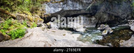 Erkunden Sie die Little Huson Caves in Northern Vancouver Island Stockfoto