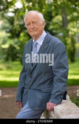 Berlin DEU, 26.06.2023: Porträt Heinrich August Winkler geboren 1938 in Königsberg, deutscher Historiker und Autor. Von 1991 bis 2007 lehrte er neuere Geschichte an der Humboldt-Universität zu Berlin. 2014 erhielt er den Europapreis für politische Kultur der Hans-Ringier-Stiftung und 2016 den Leipziger Buchpreis für europäisches Verständnis. 2018 wurde er mit dem Großen Verdienstkreuz der Bundesrepublik Deutschland ausgezeichnet. Er lebt in Berlin [automatisierte Übersetzung] Stockfoto