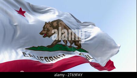 Nahaufnahme der kalifornischen Staatsflagge, die an einem klaren Tag im Wind winkt. Die kalifornische Flagge ist auch die Bear Flag. 3D-Darstellung. Geriffeltes Gewebe. Stockfoto