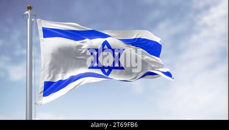 Staatsflagge des Staates Israel winkt an einem klaren Tag. Blauer Davidstern in der Mitte, flankiert von zwei horizontalen blauen Streifen auf einem weißen Feld. 3d Ill Stockfoto