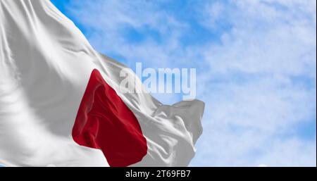 Japanische Nationalflagge, die an klaren Tagen im Wind wehte. Rote Scheibe auf weißem Feld. Japan ist ein Inselland in Ostasien. Rendern der 3D-Darstellung. Schlitz Stockfoto