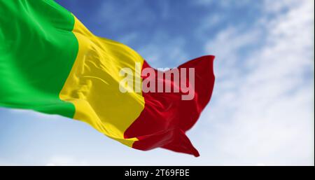 Mali Nationalflagge winkt an einem klaren Tag im Wind. Vertikale Trikolore, Panafrikanische Farben, grün, gelb und rot. 3D-Darstellung. Selektiv Stockfoto