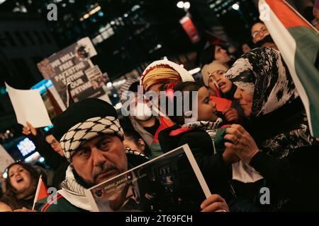 Manhattan, USA. November 2023. Hunderte Demonstranten versammeln sich vor dem Grand Central Terminal in Midtown, Manhattan, NY, um am Mittwoch, den 8. November 2023, einen Waffenstillstand in Gaza zu fordern. Der Gazastreifen wurde von den israelischen Verteidigungskräften ständig bombardiert, nachdem die militante Gruppe der Hamas am 7. Oktober 2023 schätzungsweise 1.400 Menschen in Israel getötet hatte. (Foto: Cristina Matuozzi/SIPA USA) Credit: SIPA USA/Alamy Live News Stockfoto