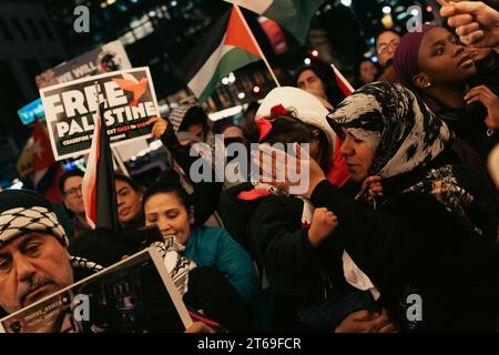 Manhattan, USA. November 2023. Hunderte Demonstranten versammeln sich vor dem Grand Central Terminal in Midtown, Manhattan, NY, um am Mittwoch, den 8. November 2023, einen Waffenstillstand in Gaza zu fordern. Der Gazastreifen wurde von den israelischen Verteidigungskräften ständig bombardiert, nachdem die militante Gruppe der Hamas am 7. Oktober 2023 schätzungsweise 1.400 Menschen in Israel getötet hatte. (Foto: Cristina Matuozzi/SIPA USA) Credit: SIPA USA/Alamy Live News Stockfoto