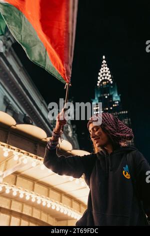 Manhattan, USA. November 2023. Hunderte Demonstranten versammeln sich vor dem Grand Central Terminal in Midtown, Manhattan, NY, um am Mittwoch, den 8. November 2023, einen Waffenstillstand in Gaza zu fordern. Der Gazastreifen wurde von den israelischen Verteidigungskräften ständig bombardiert, nachdem die militante Gruppe der Hamas am 7. Oktober 2023 schätzungsweise 1.400 Menschen in Israel getötet hatte. (Foto: Cristina Matuozzi/SIPA USA) Credit: SIPA USA/Alamy Live News Stockfoto