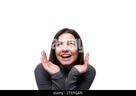 Schöne junge brünette Frau in der Liebe auf weißem sauberem Hintergrund mit Kopierraum Stockfoto