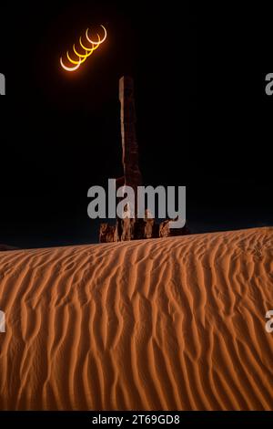 14. Oktober 2023 Ringfinsternis (in-Camera Composite) über Monument Valley, AZ Stockfoto