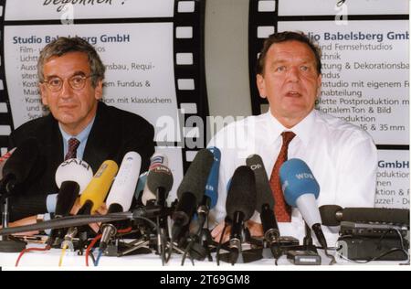 Pressekonferenz mit SPD-Kandidat für Bundeskanzler Gerhard Schröder(R.) Und sein gewünschter Kulturminister Michael Naumann bei der Studiotour in Potsdam-Babelsberg. Wahl. Wahlen. Wahlkampf. SPD. Foto: MAZ/Peter Sengpiehl, 21.07.1998 [automatisierte Übersetzung] Stockfoto
