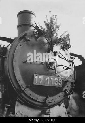 Fahnen und Tannenzweige schmücken eine Dampflokomotive 17 1139 für die Reise von SA-Mitgliedern nach Nürnberg zum Reichsparteikongress. [Automatisierte Übersetzung] Stockfoto