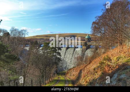 Ein atemberaubender Blick auf den Craig Goch Damm im Elan Valley, Wales mit üppigen grünen Hügeln Stockfoto