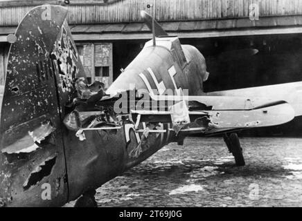 Eine Messerschmitt ME BF 109 traf während der Kämpfe bei Charkow im südlichen Teil der Ostfront (Ukraine) einen Flak-Schlag. Foto: Leo. [Automatisierte Übersetzung] Stockfoto