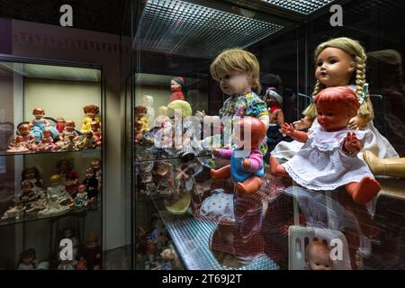 Hradec Kralove, Tschechische Republik. November 2023. Das Museum Ostböhmen in Hradec Kralove hat die Ausstellung die Magie des Spielzeugs vorbereitet, in der Spielzeug hauptsächlich aus der zweiten Hälfte des 20. Jahrhunderts am 9. November 2023 präsentiert wird. Quelle: David Tanecek/CTK Photo/Alamy Live News Stockfoto