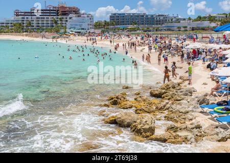 Touristen am Maho Beach auf der Insel St. Maarten in der Karibik Stockfoto