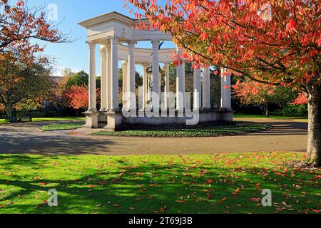 Herbst Farben und Wales National War Memorial, Alexandra Gardens, Cathays Park, Cardiff, Wales, UK. Stockfoto