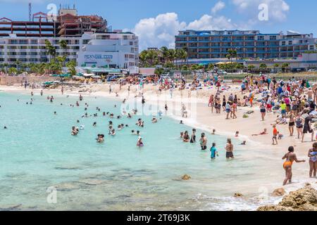 Touristen am Maho Beach auf der Insel St. Maarten in der Karibik Stockfoto