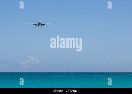 Kommerzielles Flugzeug auf Endanflug zum Princess Juliana International Airport über Maho Beach auf der Karibikinsel Sint Maarten Stockfoto