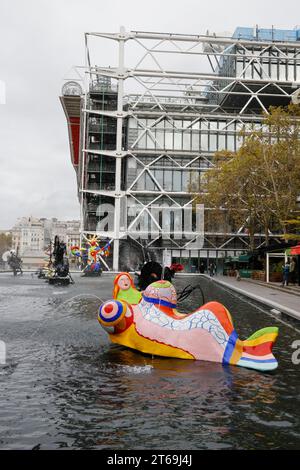 DER MYTHISCHE STRAWINSKY-BRUNNEN, FRISCH RESTAURIERT IN PARIS Stockfoto