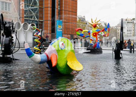 DER MYTHISCHE STRAWINSKY-BRUNNEN, FRISCH RESTAURIERT IN PARIS Stockfoto