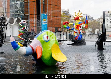 DER MYTHISCHE STRAWINSKY-BRUNNEN, FRISCH RESTAURIERT IN PARIS Stockfoto