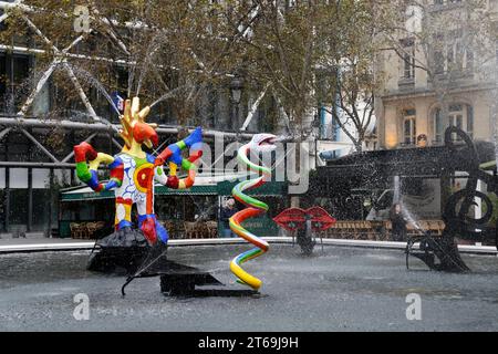 DER MYTHISCHE STRAWINSKY-BRUNNEN, FRISCH RESTAURIERT IN PARIS Stockfoto