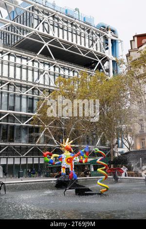 DER MYTHISCHE STRAWINSKY-BRUNNEN, FRISCH RESTAURIERT IN PARIS Stockfoto