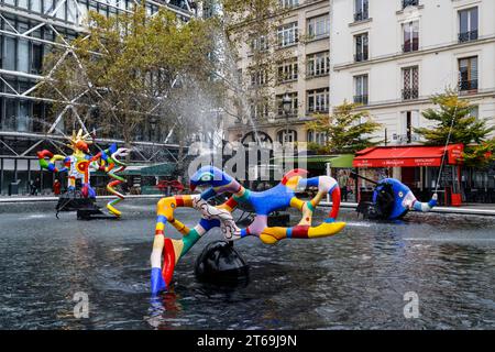 DER MYTHISCHE STRAWINSKY-BRUNNEN, FRISCH RESTAURIERT IN PARIS Stockfoto