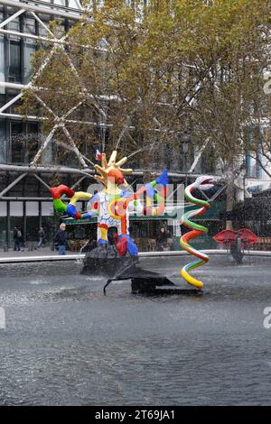 DER MYTHISCHE STRAWINSKY-BRUNNEN, FRISCH RESTAURIERT IN PARIS Stockfoto