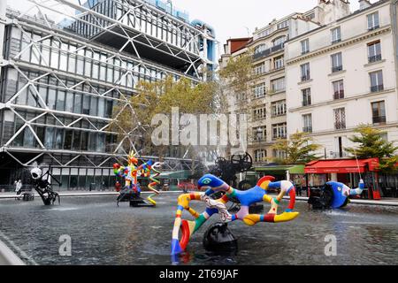 DER MYTHISCHE STRAWINSKY-BRUNNEN, FRISCH RESTAURIERT IN PARIS Stockfoto