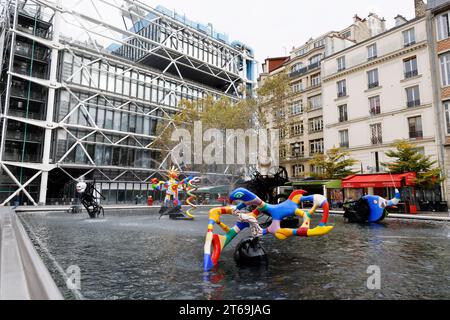 DER MYTHISCHE STRAWINSKY-BRUNNEN, FRISCH RESTAURIERT IN PARIS Stockfoto