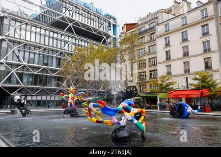 DER MYTHISCHE STRAWINSKY-BRUNNEN, FRISCH RESTAURIERT IN PARIS Stockfoto