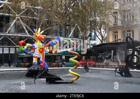 DER MYTHISCHE STRAWINSKY-BRUNNEN, FRISCH RESTAURIERT IN PARIS Stockfoto